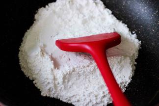 把糯米粉放入锅中，全程用小火炒，炒至糯米粉微黄即可。
