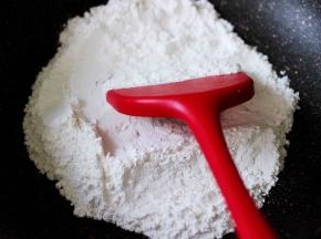 把糯米粉放入锅中，全程用小火炒，炒至糯米粉微黄即可。
