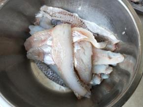 刨鱼鳞，去内脏，去骨头，沥干水份【鱼肉净重2斤】