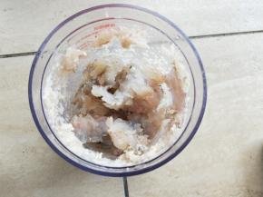 鱼蓉放进料理机，搅拌30秒至1分钟即可。 【因为鱼饼不像鱼丸那么细腻，带一点口感是最好的。】 （其他口味调料此时加入，黑椒味，胡椒味……）