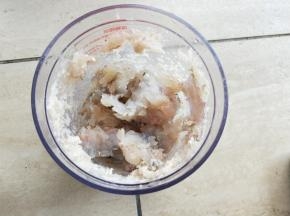 鱼蓉放进料理机，搅拌30秒至1分钟即可。 【因为鱼饼不像鱼丸那么细腻，带一点口感是最好的。】 （其他口味调料此时加入，黑椒味，胡椒味……）