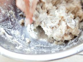 将打好的鱼蓉放进一个比较大的盘子，像揉面一样揉，洗衣服一样搓