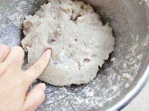 可以用手按一下有明显的弹力。（制作过程鱼蓉不能放油，会散）