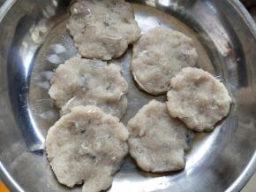 打好的鱼饼，滚圆压扁，这里可以刷一层油，装盘，冰箱冷藏保存3天内 【打好的鱼饼就算重叠也不会粘在一起。刷不刷油都没关系】