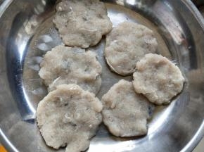 打好的鱼饼，滚圆压扁，这里可以刷一层油，装盘，冰箱冷藏保存3天内 【打好的鱼饼就算重叠也不会粘在一起。刷不刷油都没关系】