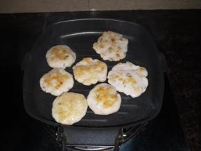 【生煎鱼饼】锅里放少许油，直接放煎至两面金黄，煎熟一面在翻面。鱼饼是很容易熟的。