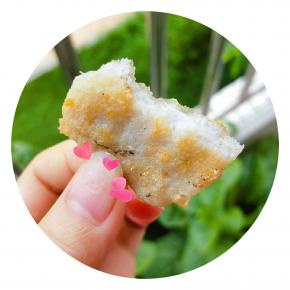 蘸黑椒酱或番茄酱都超好吃。鱼饼已经带盐份了，所以不需要调料，完全不会腥。