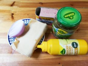 准备好食材：百叶，洋葱，午餐肉，冠利中青瓜（酸黄瓜），冠利美式芥末