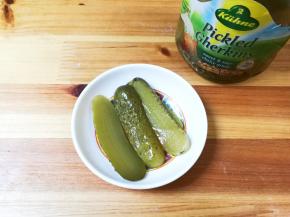 取两个酸黄瓜对半切开