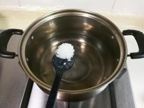 锅中水开放入一小勺盐