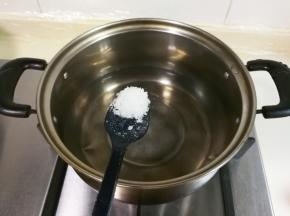 锅中水开放入一小勺盐