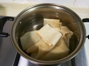 放入百叶烧开一分钟，焖五分钟