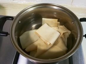 放入百叶烧开一分钟，焖五分钟