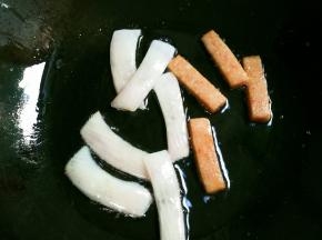 热锅凉油放入洋葱条和午餐肉煎出香味盛出来