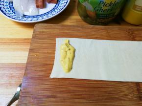 取一份百叶，挤上适量美式芥末