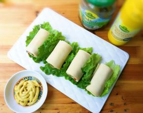 碟子里面挤上美式芥末