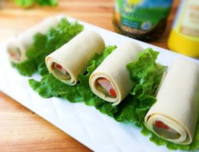 盘中摆上生菜，再摆上百叶卷