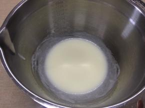 2、用手抽将其搅拌均匀至没有油点