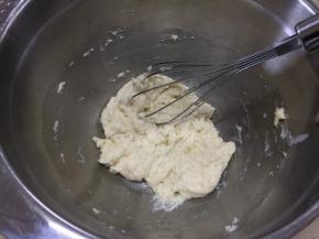 4、用手抽将其拌匀至没有干粉