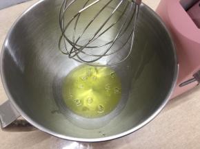 6、厨师机桶内倒入蛋白