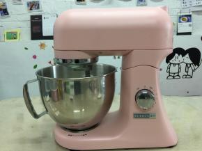 8、加入第一次糖粉，转至6档进行第二次打发