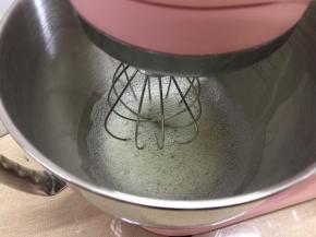 7、开启5档，蛋白进行第一次打发，打发至出现粗气泡