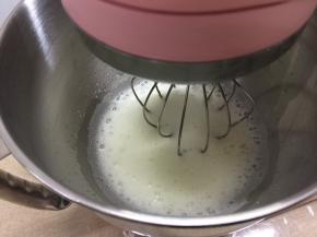 9、打发至气泡变小变密时，加入第二次糖粉