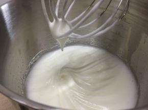 10、继续6档进行第三次打发蛋白，打发至提起打蛋头呈现大弯钩时，加入最后一次糖粉