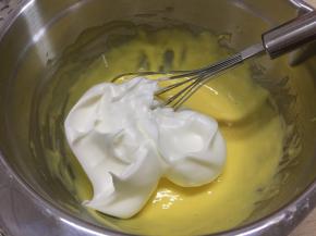 12、将三分之一的蛋白霜拌入蛋黄糊中，用手抽搅拌均匀
