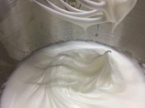 11、继续6档继续打发蛋白至提起打蛋头呈现小弯钩，即湿性打发，这时可转2档继续打发20秒，排出蛋白霜内的大气泡（使用柏翠PE4800厨师机，打发4个蛋白到湿性发泡，需时不到5分钟，短时高速；蛋白霜的状态很好，表面光滑，气泡绵密均匀）