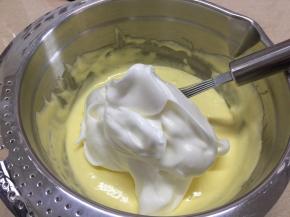 13、将剩余的蛋白霜也拌入蛋黄糊中
