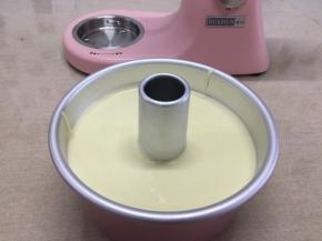 15、蛋糕糊在不高处缓缓地倒入中空模具中，八分满左右，轻震几下，震出大气泡