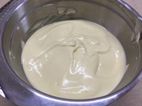 14、用同样的方式拌匀形成顺滑的蛋糕糊