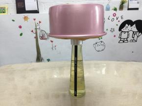 17、出炉后要摔几下，震出蛋糕里的热气，马上倒扣在玻璃瓶上，完全冷却以后即可脱模