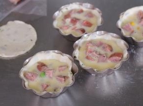 倒入蛋挞中