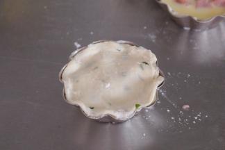 在覆盖上飞饼皮