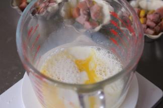 鸡蛋和牛奶混合搅拌均匀