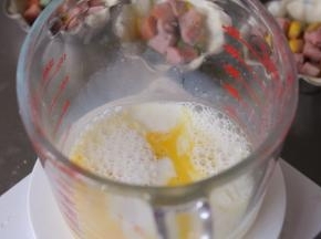 鸡蛋和牛奶混合搅拌均匀