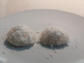 将椰子粉和椰蓉混合均匀后，把煮熟的汤圆在里面滚一圈