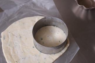 取出飞饼皮回温，然后取出稍比模具大的圆形模具切出8个圆形飞饼皮，烤箱190度预热