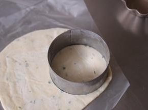 取出飞饼皮回温，然后取出稍比模具大的圆形模具切出8个圆形飞饼皮，烤箱190度预热
