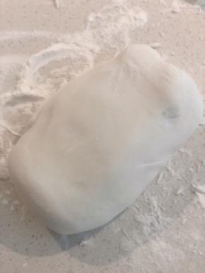 取大概150克的糯米粉，用开水烫的同时快速用筷子搅拌，带上手套，加入适量的干粉揉成面团，这样就是常说的生熟粉了。