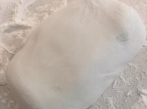取大概150克的糯米粉，用开水烫的同时快速用筷子搅拌，带上手套，加入适量的干粉揉成面团，这样就是常说的生熟粉了。