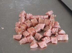 香肠煮熟切粒