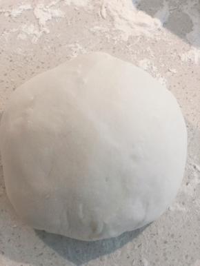 把握好面团的柔软性。配方中糯米粉200克供参考，与你用开水烫面的多少有关，加入干粉的过程，感觉柔软度。