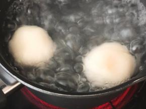 开水下锅，浮起片刻即熟。