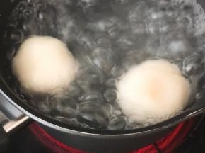 开水下锅，浮起片刻即熟。