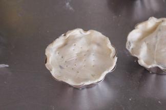 用叉子叉出小孔