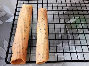 做好的蛋卷放在晾架上晾凉