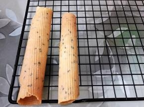 做好的蛋卷放在晾架上晾凉